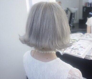 奶奶灰最搭配的发型 奶奶灰,顾名思义,就是和奶奶一样的灰头发